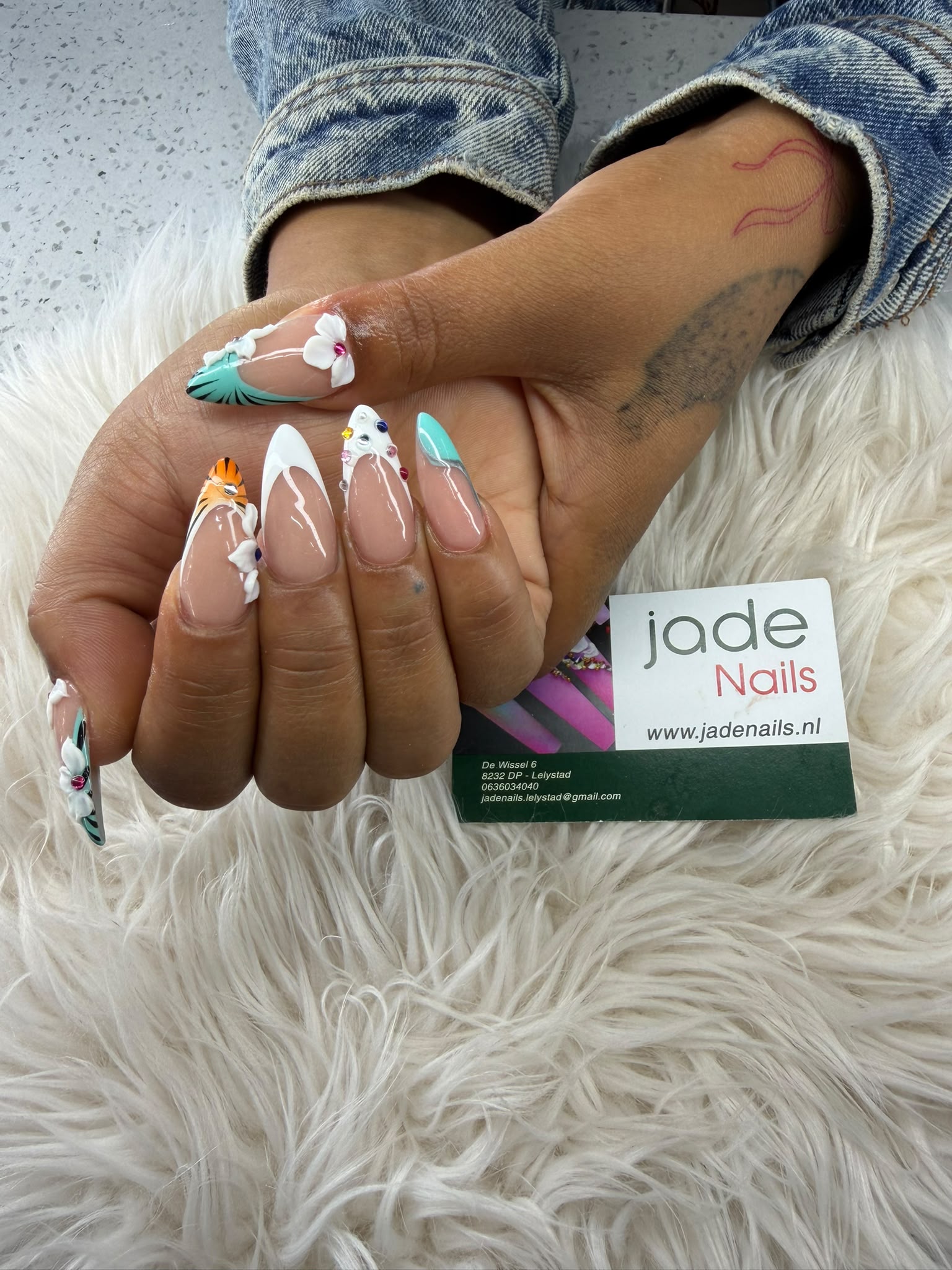 Luxe nageldesign met jadekleurige details en bloemen bij Jade Nails