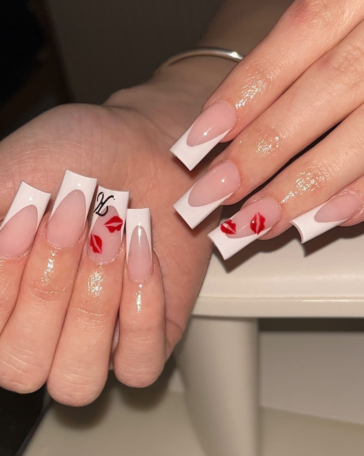 Klassieke French nagels met rode details