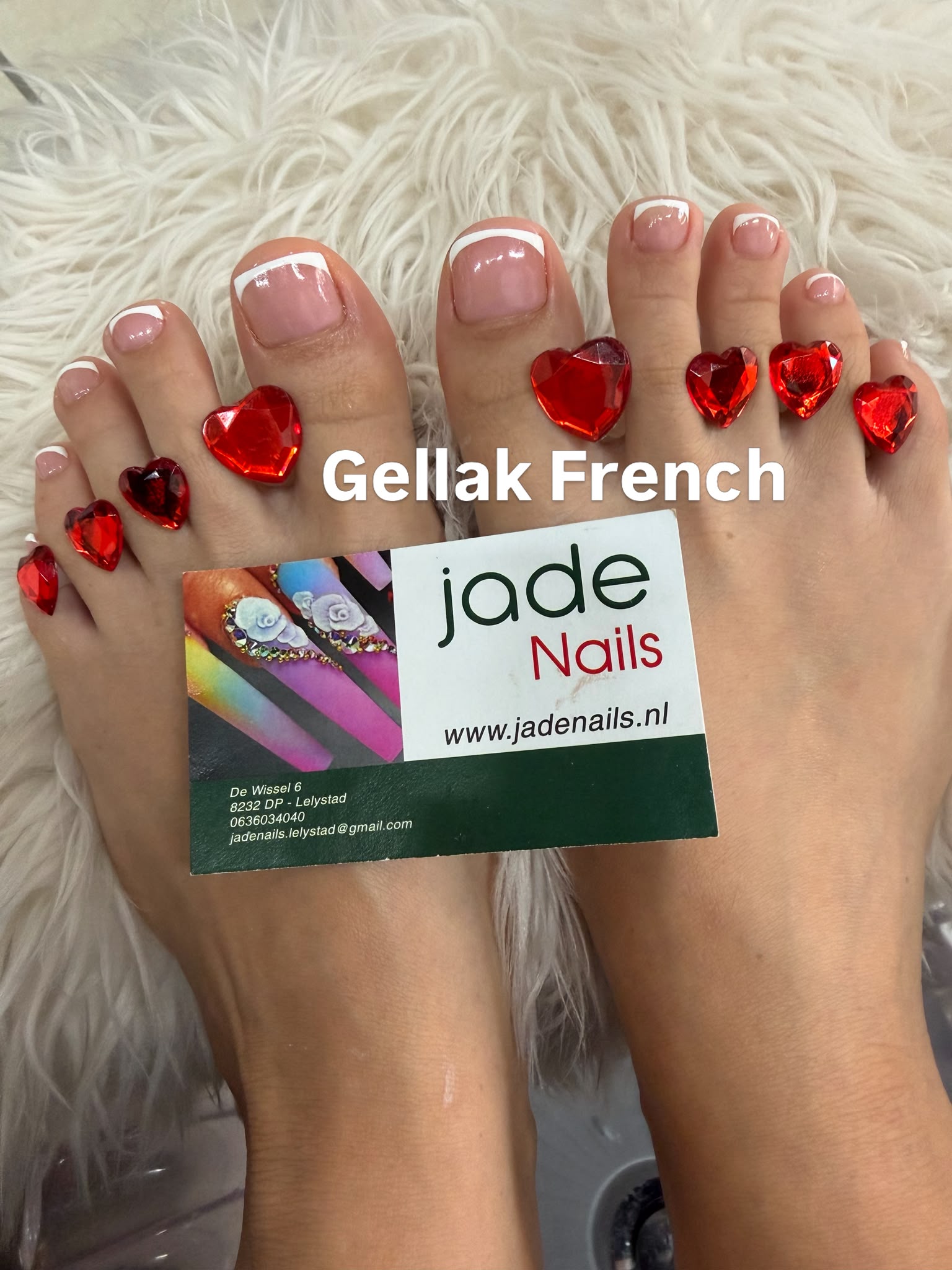 Gele nailart met bloemen en glanzende afwerking