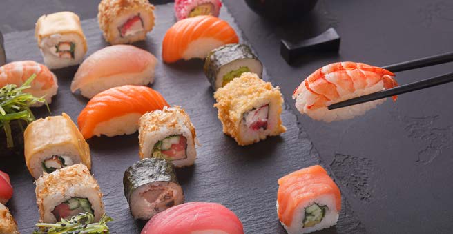 Kunstvoll angerichtetes Sushi im Kichiya Restaurant