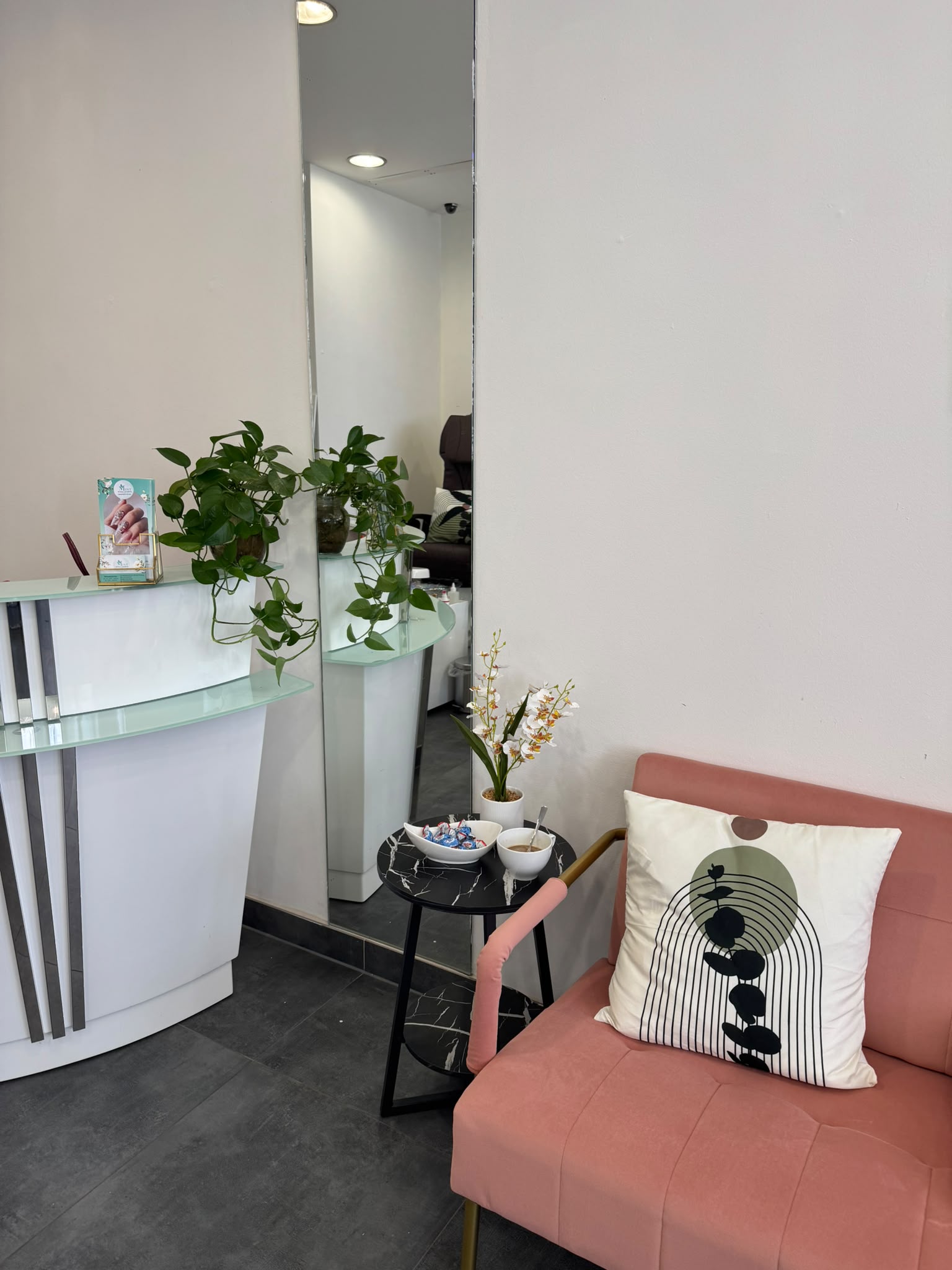 Empfang und Sitzbereich im Mint Nails Studio