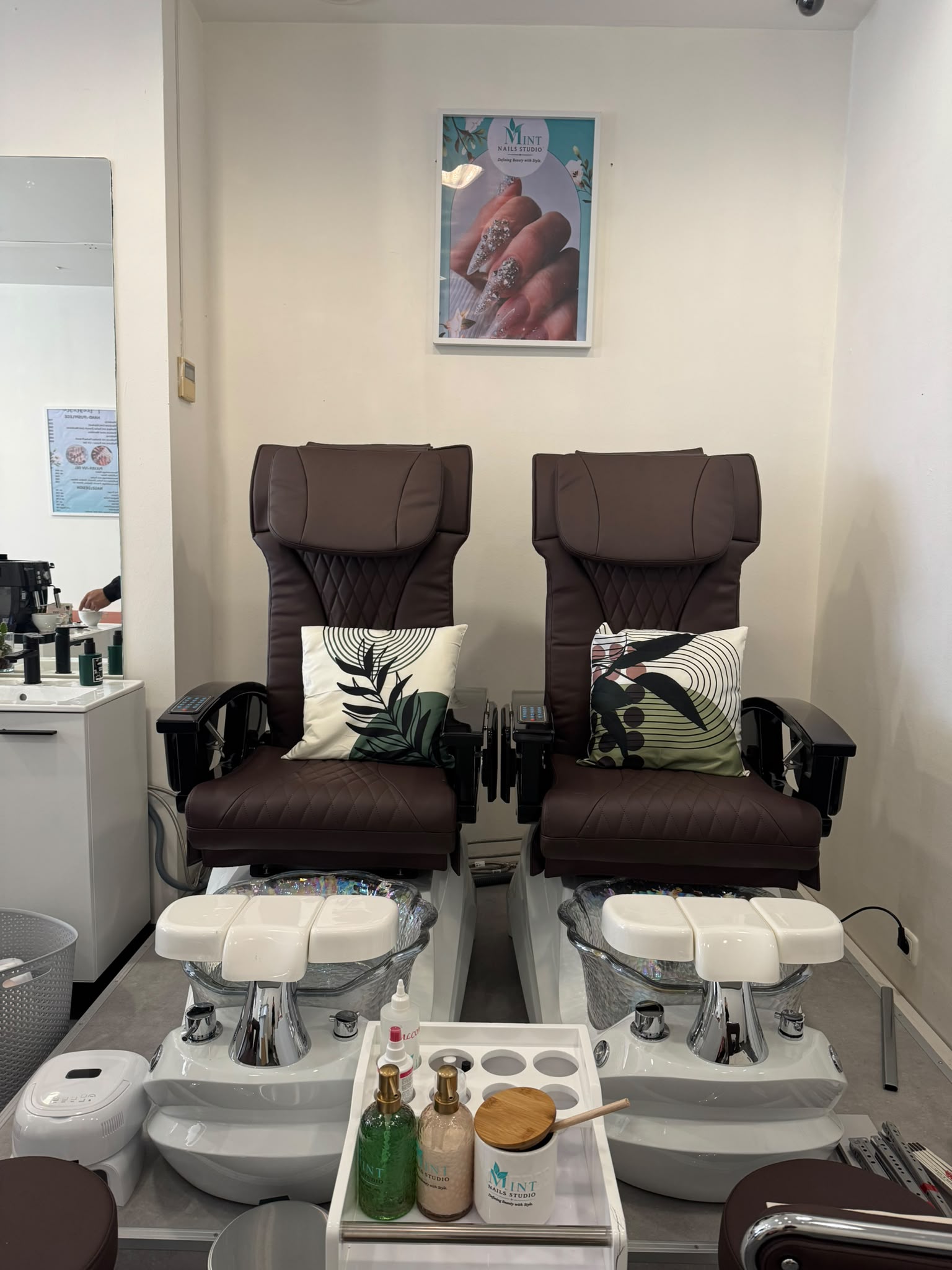 Zwei komfortable Pediküreplätze im Mint Nails Studio