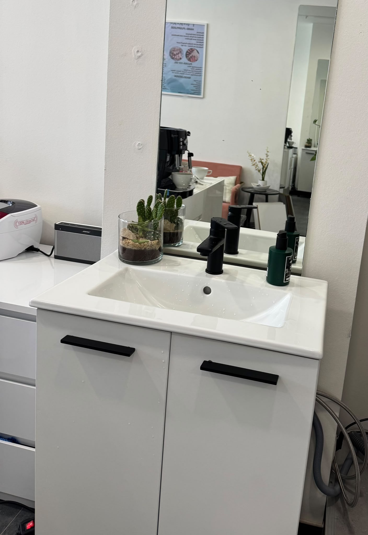 Sauberer Waschplatz mit Spiegel und gepflegten Details