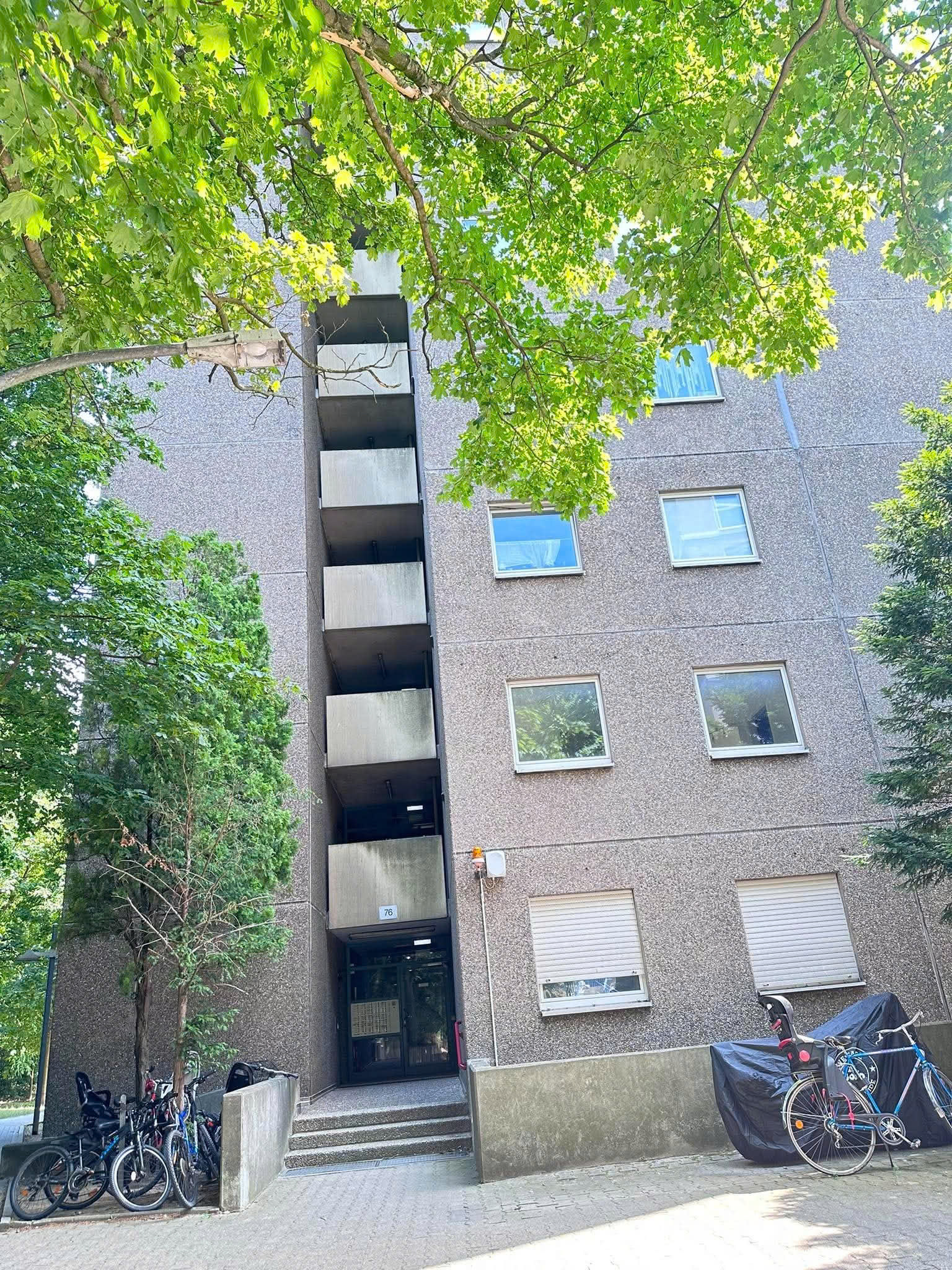 Gebäudeeingang Steinbacher Hohl 76 in Frankfurt am Main