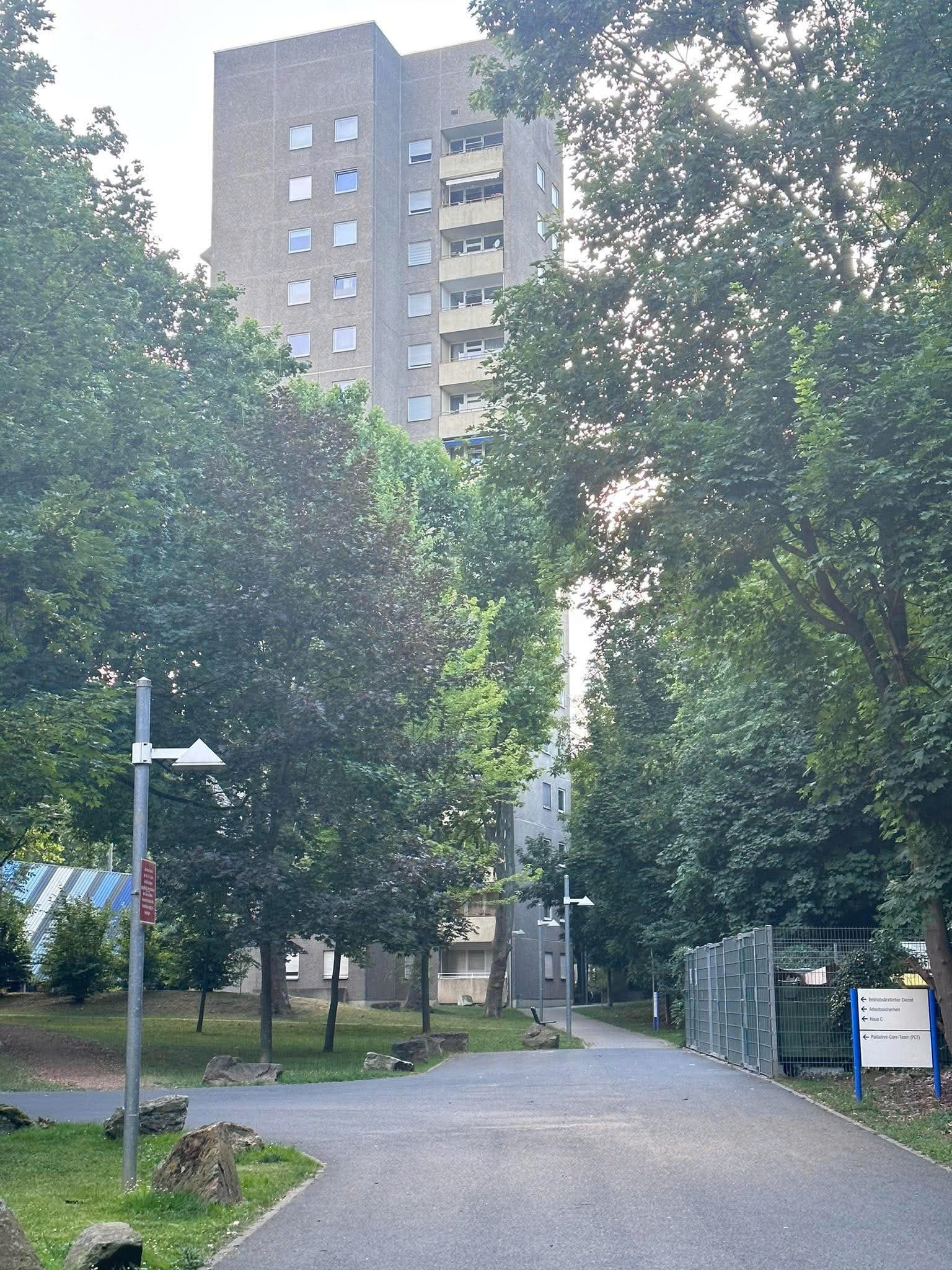 Grüne Umgebung und Zufahrt am Standort in Frankfurt am Main
