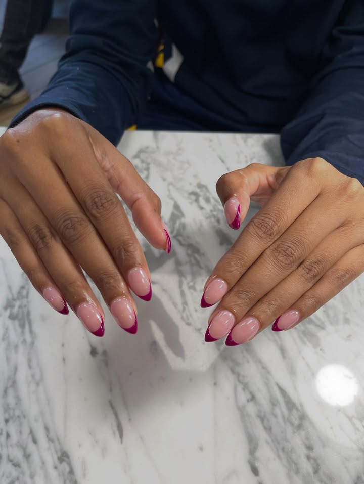 Roze nagels met een fuchsia French tip