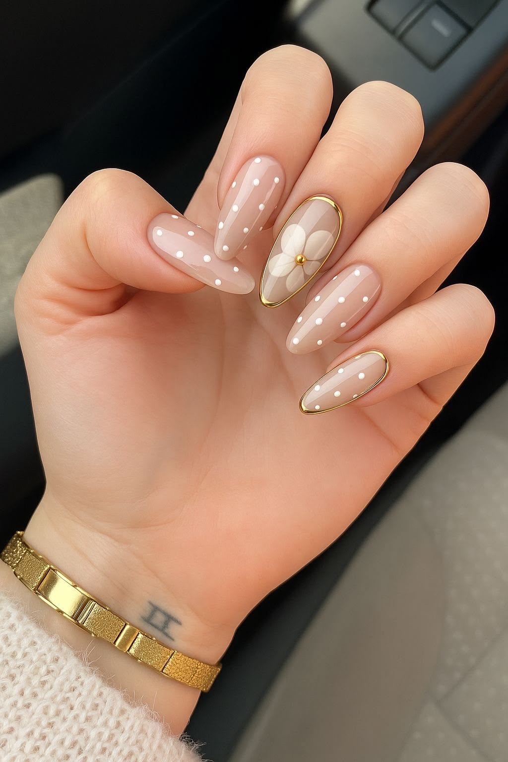 Nude Nägel mit Glitzerakzent