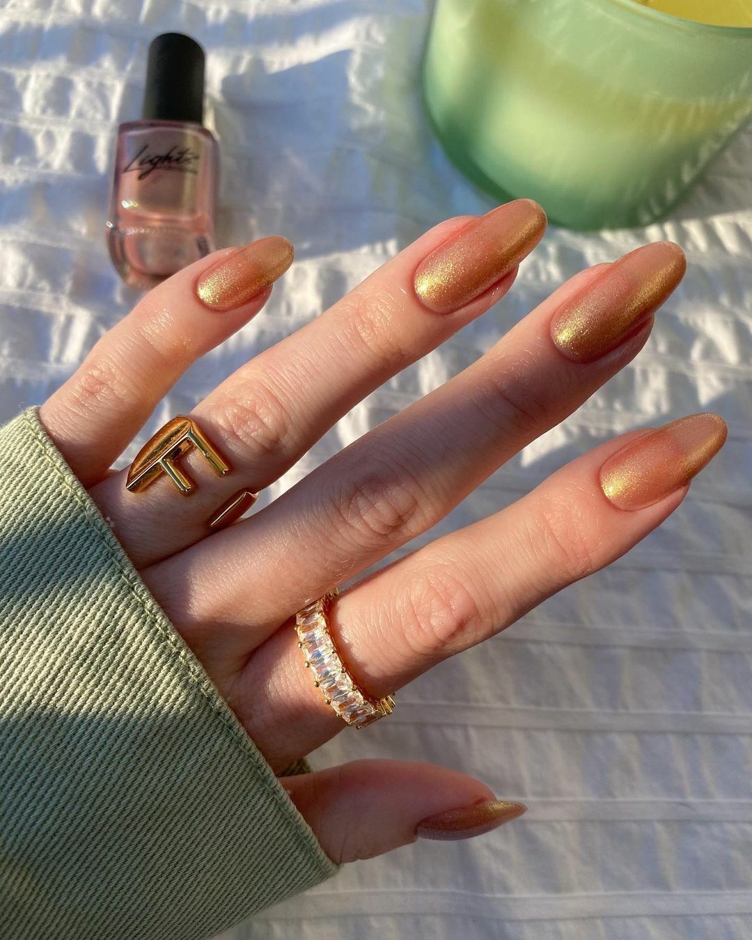Champagnerfarbenes Nageldesign mit feinem Goldglanz