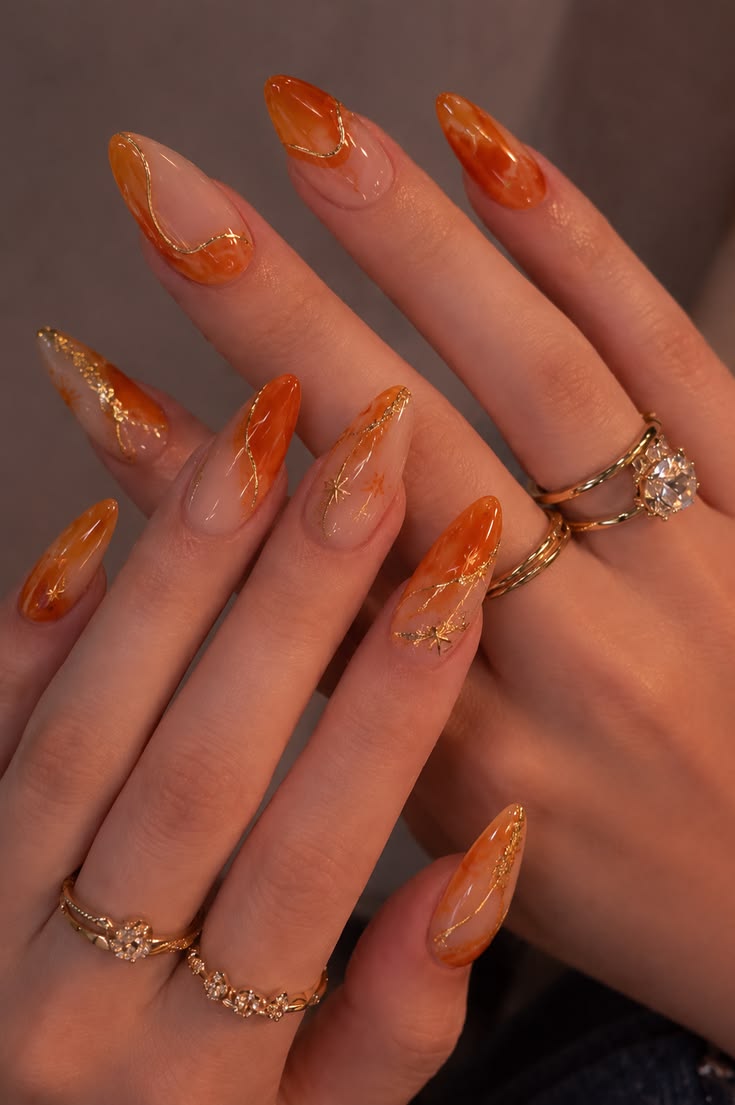 Warme orange-goldene Nägel
