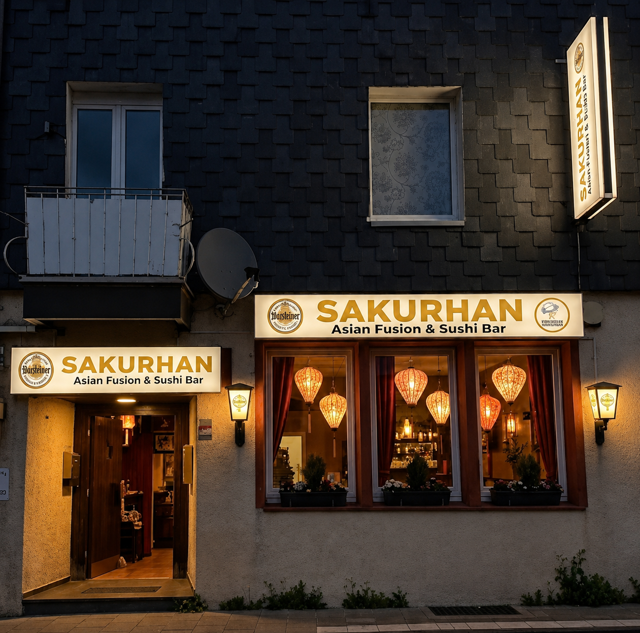 Sushi-Köche bereiten Speisen in einer japanischen Küche zu