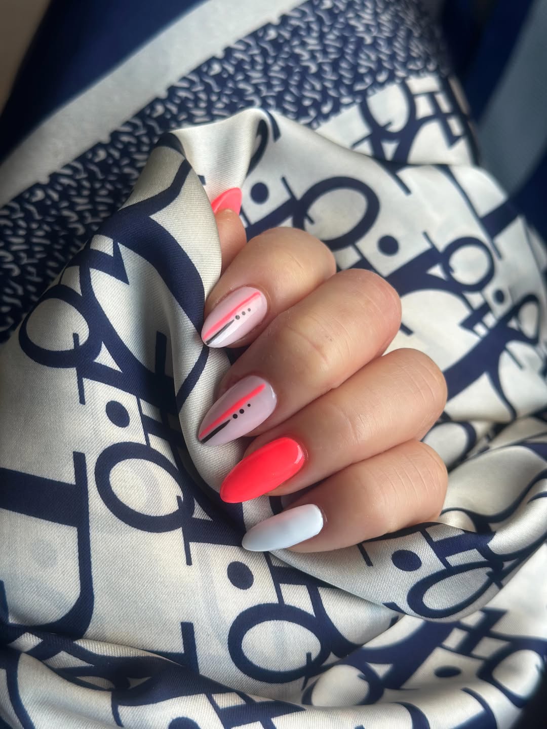 Moderne rosa og hvitt negledesign
