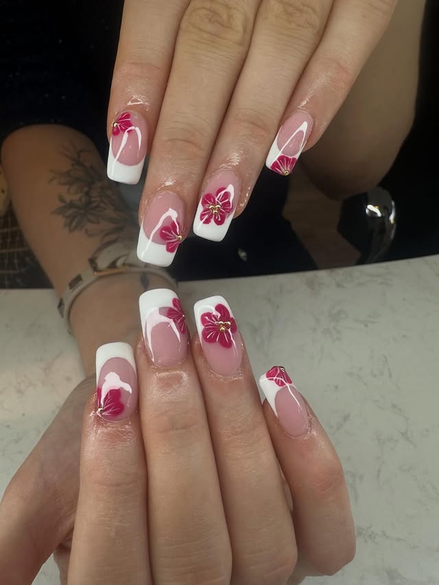 Franske negler med rosa blomster