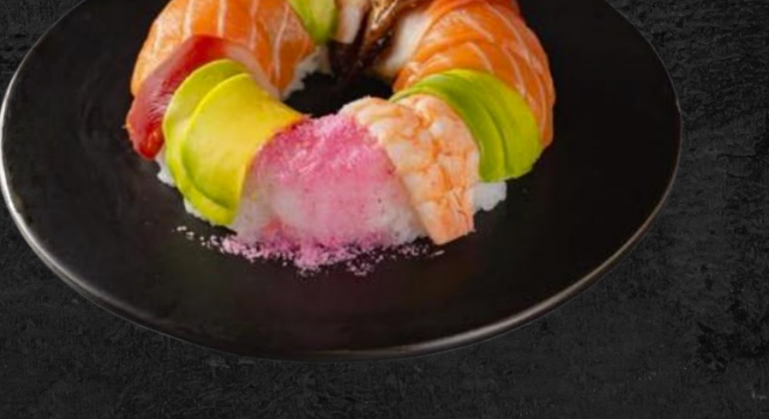 Ocean Donut Sushi auf schwarzem Teller