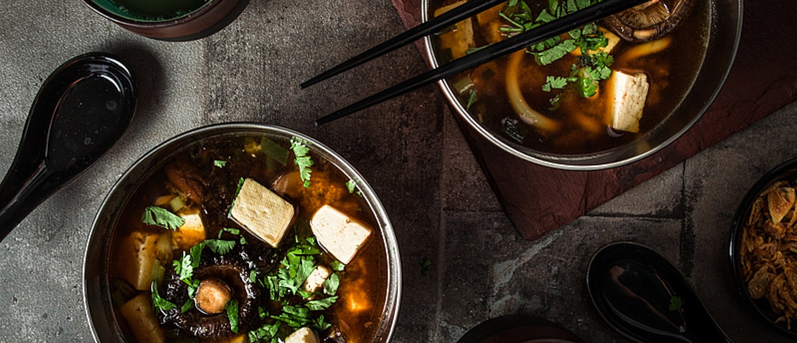 Warme Suppen mit Tofu und Krautern