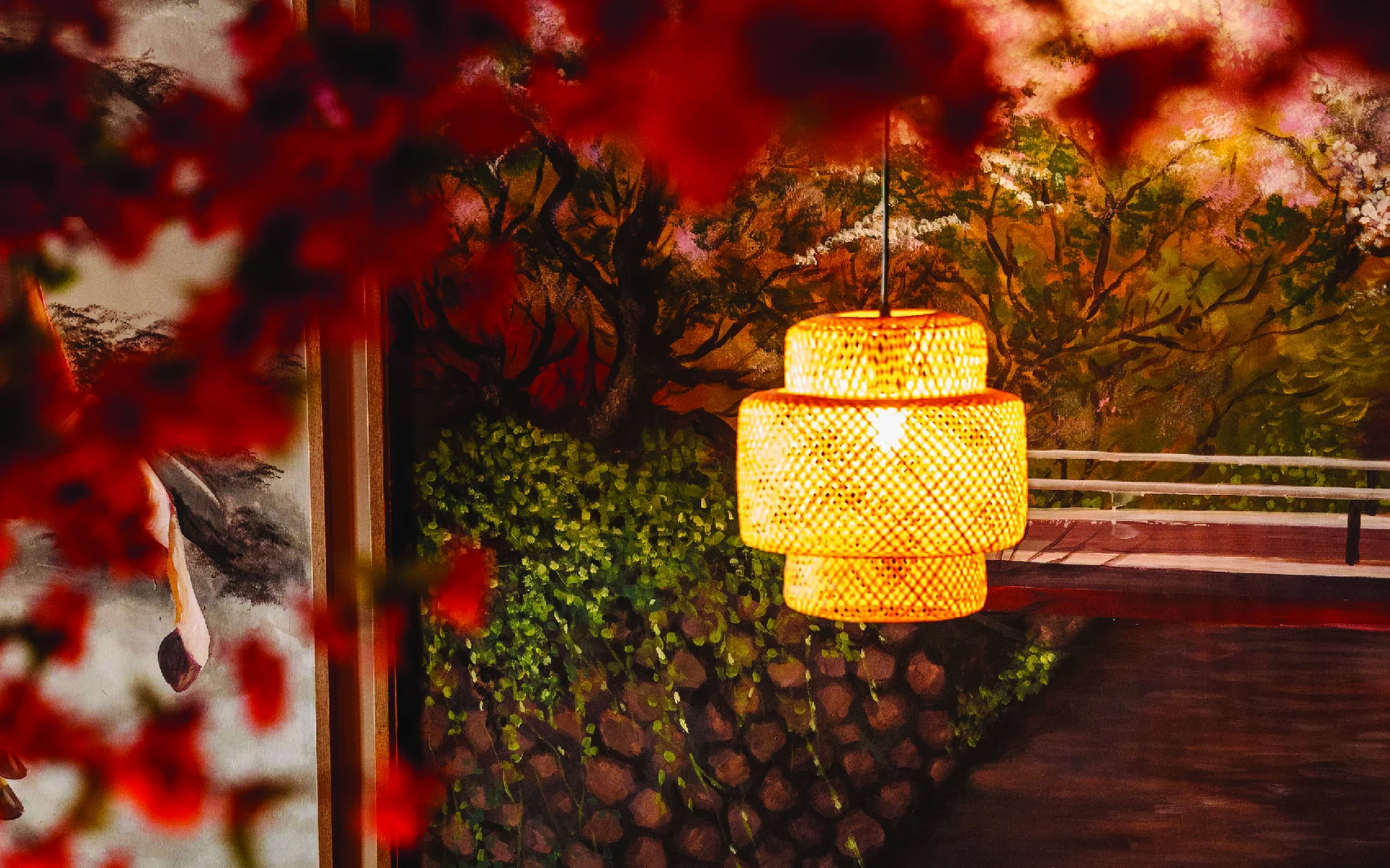 TOBISU Innenraum mit japanischem Wandmotiv und warmer Beleuchtung