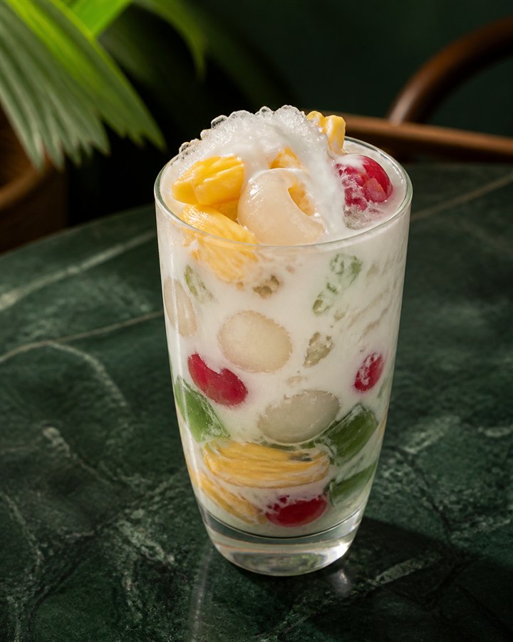 Chè Thái mit tropischen Früchten, Gelee und Kokosmilch