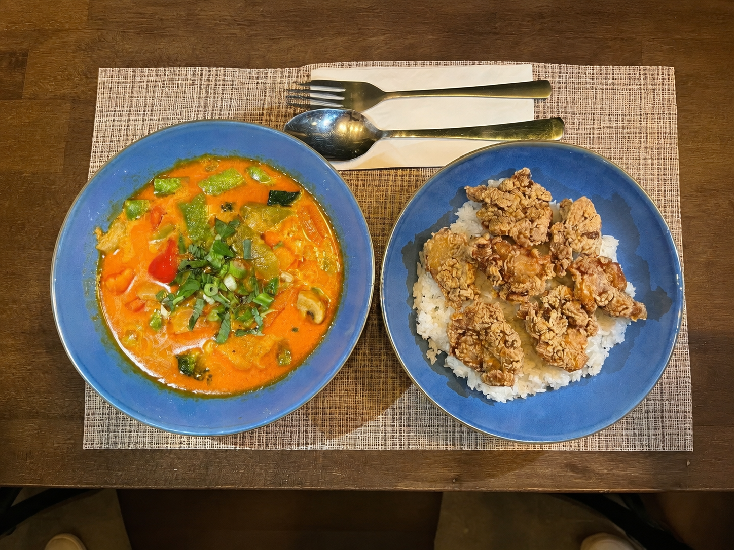 Cơm Curry gà mit knusprigem Hähnchen aus der Keule, Currysoße und Reis
