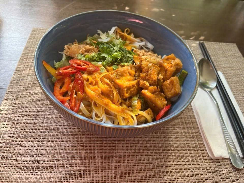 Phở Trộn Chay Curry mit Tofu und Gemüse in Currysauce