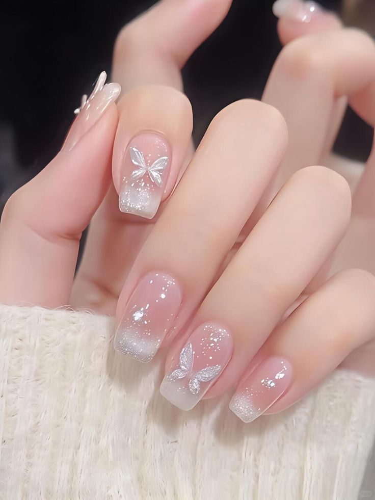 Glitzer Nageldesign mit Schleife